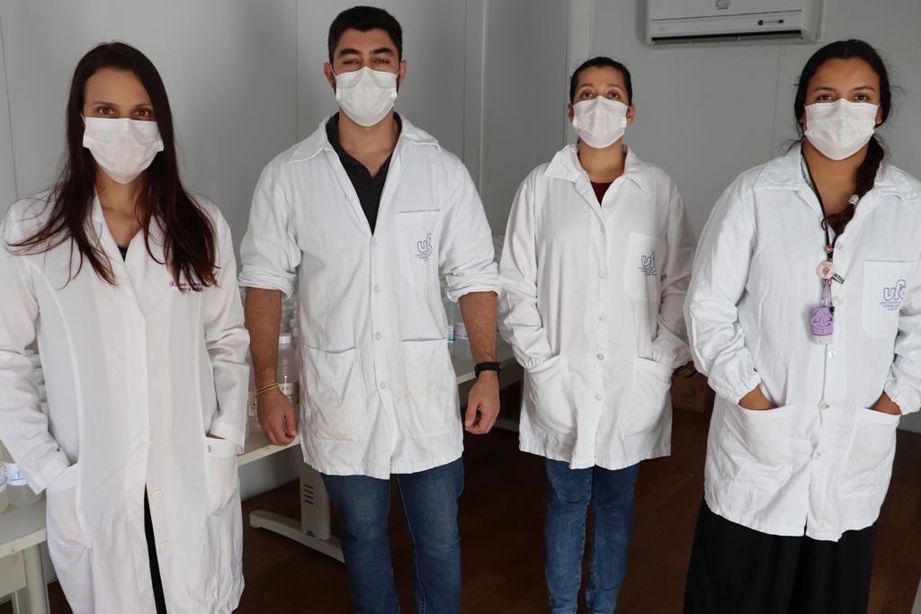 Técnicos em laboratório do campus do Sertão atuam na produção de álcool